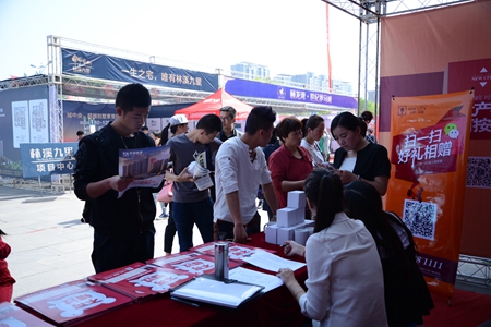 前来观展的市民.jpg